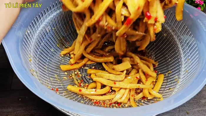 Second Cook: Drain the soy sauce from the radish, boil it again for 15 minutes to thicken and prevent spoilage.