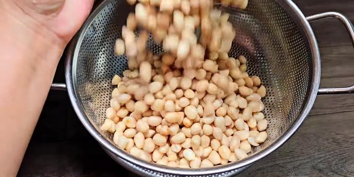 Drain and rinse the soaked peanuts thoroughly.