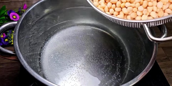 Boil peanuts in 4 liters of water. Skim off any foam that rises to the surface.