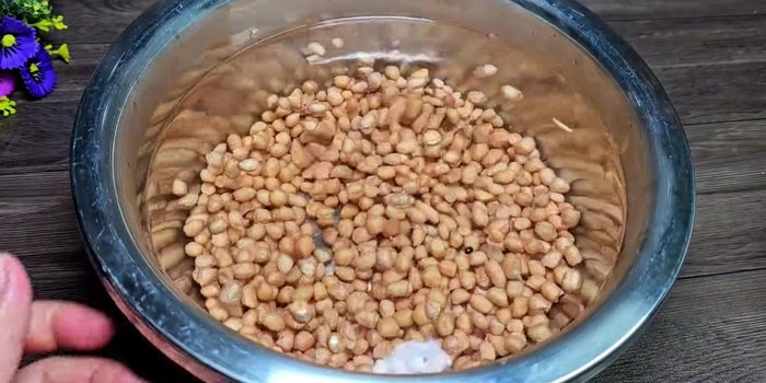 Soak peanuts in 1 liter cold water + 1 liter boiling water for 4-5 hours (or overnight).
