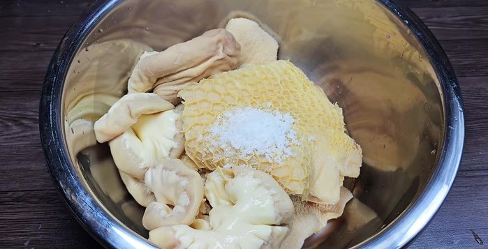 Marinate the beef offal for 1 hour with sugar, salt, MSG, five-spice powder, shallots, garlic, curry oil, curry powder, condensed milk, and shrimp paste for color.
