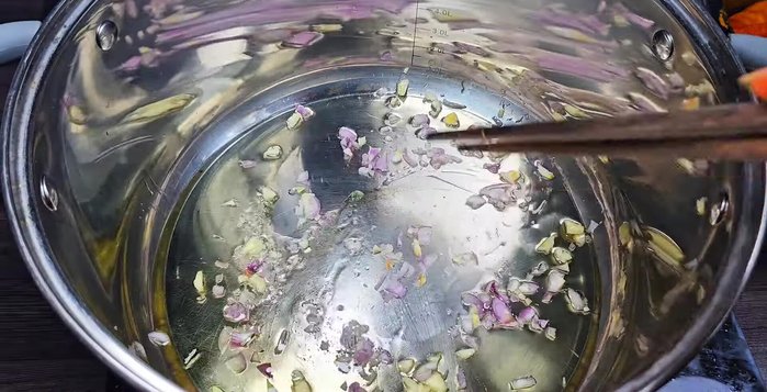 Heat cooking oil in a pot, add garlic and shallots, then fry until fragrant. Add galangal, star anise, cinnamon, and cardamom pods; stir until fragrant.