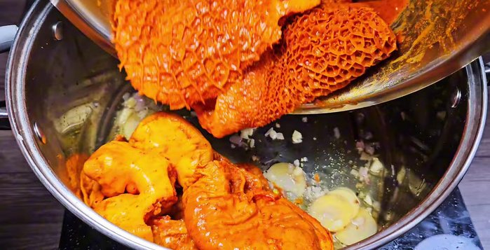 Add the marinated beef offal and remaining spices to the pot. Add 1.5 liters of fresh coconut water and 1.5 liters of filtered water.