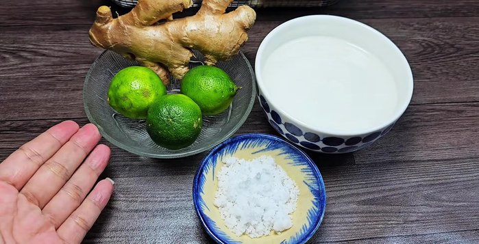 Clean and boil the beef offal to remove bad smell. Use lemons, ginger, salt, and white wine to help with this process.