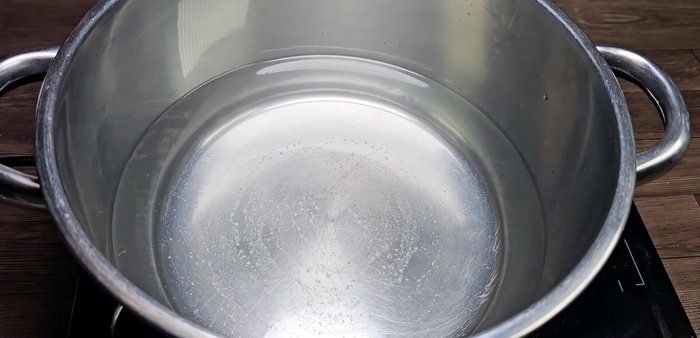 Bring 1.5 liters of water to a boil in a pot. Add 1 tablespoon of dried shrimp. Skim off any foam.