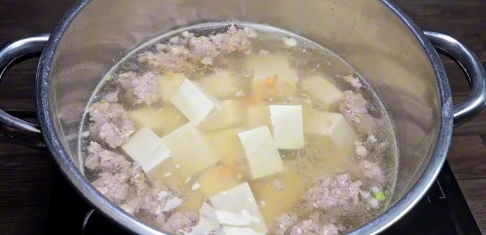 Add the prepared tofu and cook for about 1 minute.