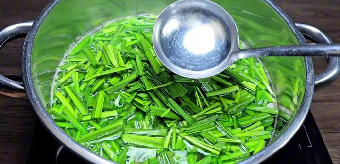 Add the chives and cook until boiling. Turn off the heat immediately to preserve the chives' color and prevent them from becoming tough.