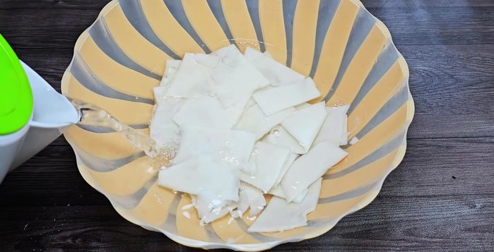 Blanch the pickled bamboo shoots in boiling water for 15 minutes to reduce sourness.