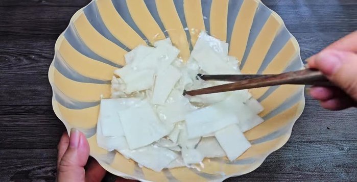 Remove the fishy smell from the tilapia: Add 1 tablespoon of salt and 1 tablespoon of sugar to the fish, squeeze and rinse thoroughly. Repeat twice.