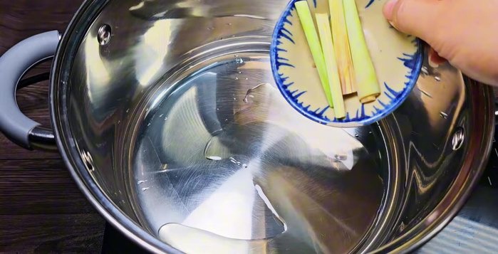 Heat cooking oil in a pot. Add lemongrass to deodorize. Stir-fry until fragrant.