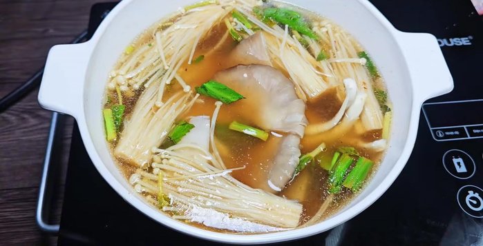 Add bamboo shoots, mint, and water spinach to the hot pot as you eat. Finally, add the fish.