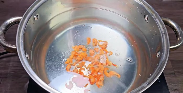 Prepare broth: In a large pot, combine 5 liters of water, dried shrimp, dried squid, white radish, and cassava. Bring to a boil, skimming off any foam.