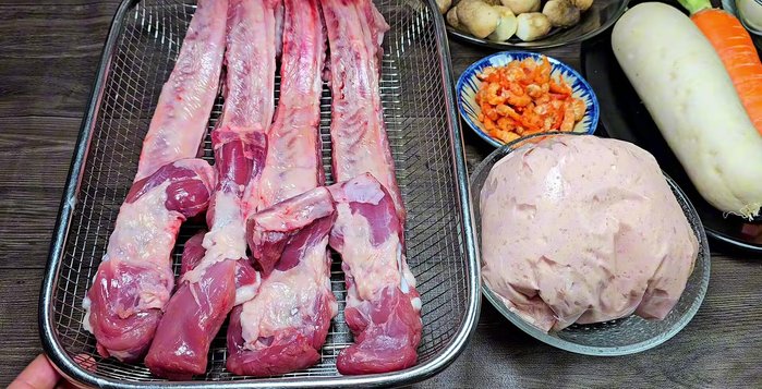 Prepare ingredients: Chop pork ribs into bite-sized pieces. Trim and cut carrots into large pieces. Cut cassava into pieces. Chop straw mushrooms into small pieces. Prepare other ingredients.