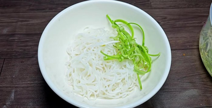 Assemble: Add cooked vermicelli noodles, bean sprouts, and water spinach to bowls. Ladle the hot broth over the noodles and toppings.
