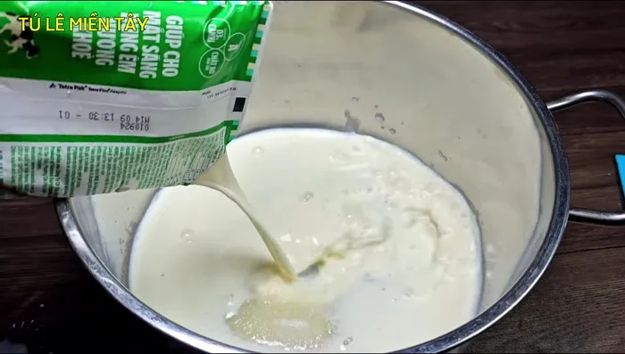 Cook the coconut milk mixture: Bring to a boil. Then add the coconut milk, stir well, and remove from heat.