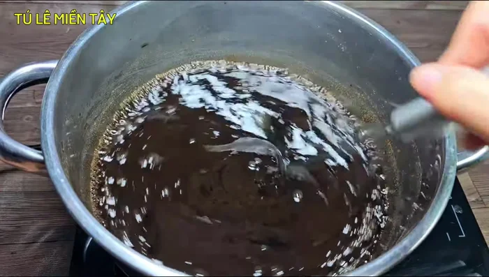 Combine and pour: Pour the cooked bone marrow into molds immediately after it turns black, while still stirring to prevent lumps.