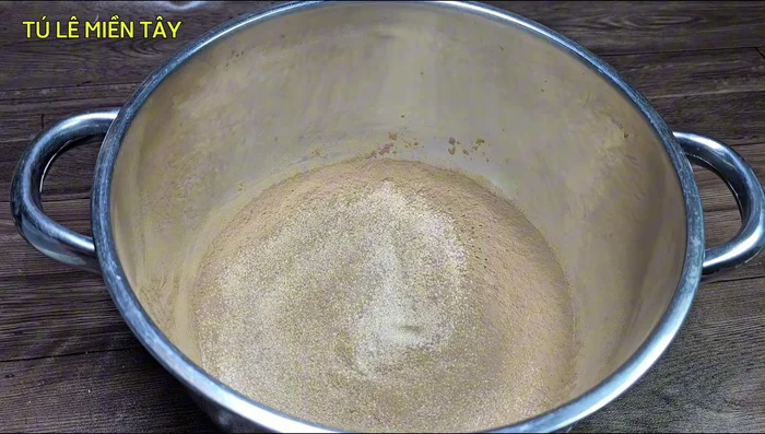 Cook the bone marrow: Add 1 liter of water to the soaked bone marrow. Stir well to dissolve sugar and salt. Simmer until thickened, stirring frequently to prevent clumping and ensure a chewy texture.