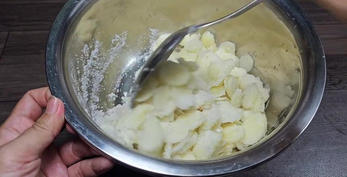 Marinate the blanched garlic with 150g of sugar, ensuring the sugar dissolves and coats the garlic. Set aside.