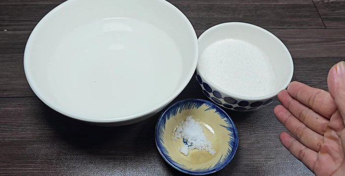 Prepare the pickling liquid: In a pot, bring 500ml rice vinegar, 100g sugar, and ½ teaspoon salt to a boil until sugar dissolves. Remove from heat and let cool completely.