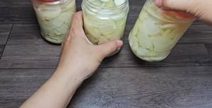 Sweet & Sour Pickled Garlic: Crispy, White, & Spoilage-Free!