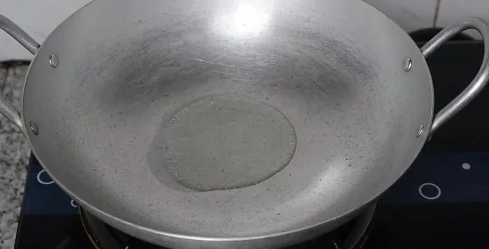 Heat cooking oil in a pan. Sauté remaining minced garlic until golden and fragrant.