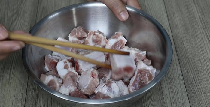 Wash ribs thoroughly with vinegar and salt water. Cut into bite-sized pieces.