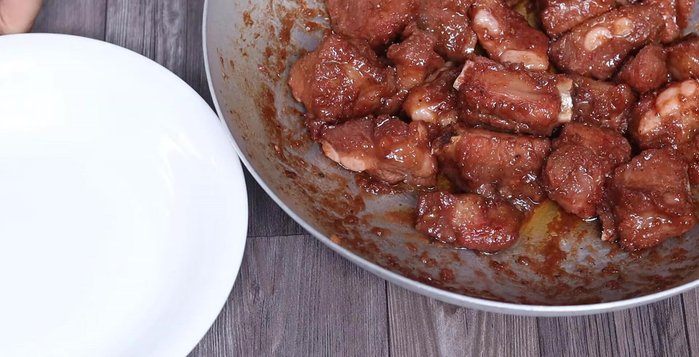 Remove ribs from pan and serve.