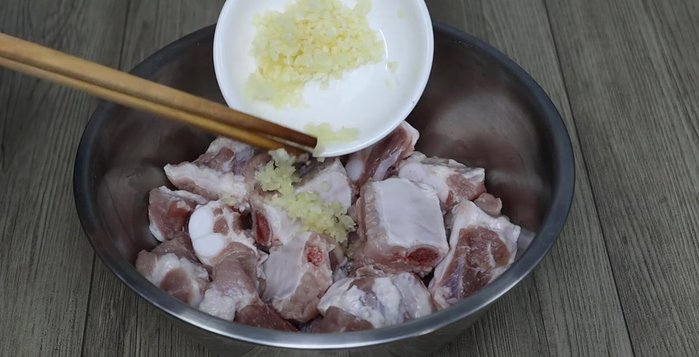 Marinate ribs with minced garlic, sugar, MSG, fish sauce, tomato sauce, ground pepper, and char siu sauce. Marinate for 30 minutes to 1 hour.