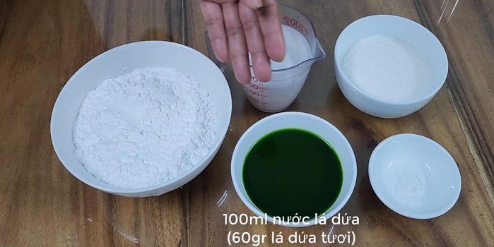 Prepare the green dough: Mix tapioca starch, soft coconut milk, pandan leaf juice, sugar, and salt. Stir until well combined.