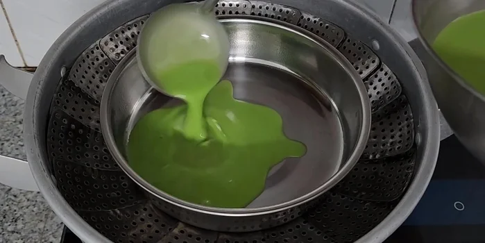 Pour the white dough into the mold, steam for 8 minutes at medium heat. Wipe off excess steam during steaming.