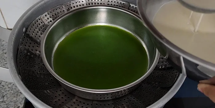 Add the green dough, steam for 7 minutes.
