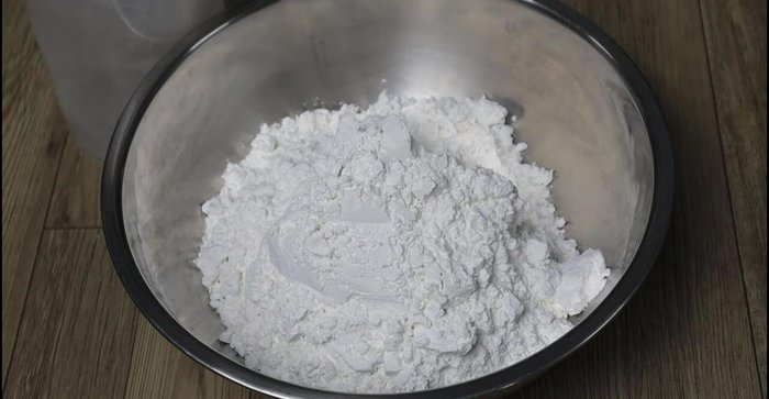 Prepare the dough: In a bowl, combine 400g sticky rice flour, 250ml hot water, and 100ml of coconut milk (or filtered water). Knead until smooth and soft.