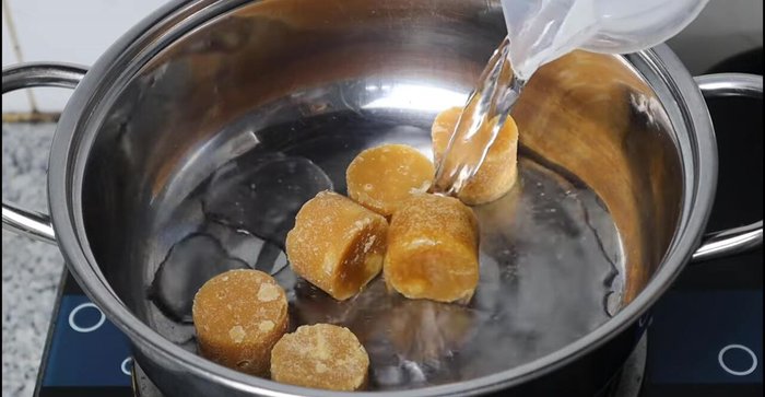 Prepare the sugar syrup: Combine palm sugar, 400ml water, a little salt, and pandan leaves. Cook until the sugar dissolves and fragrant. Add shredded ginger and cook until fragrant.