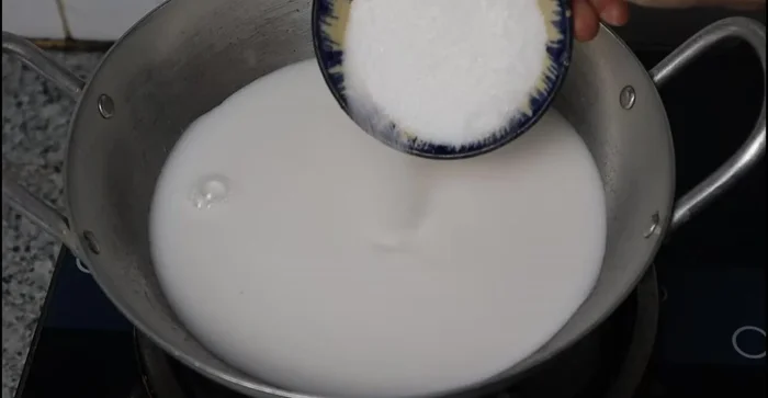 Prepare the coconut milk: Mix 300ml coconut milk (from 300g grated coconut), 30g sugar, 1 tablespoon sugar, 2 teaspoons tapioca starch, 2 teaspoons rice flour, a little water, and salt. Add pandan leaves for fragrance. Simmer over low heat until soft and tender (about 2-3 minutes).