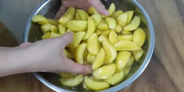 Prepare the sugar syrup: Combine 200g of rock sugar with water, and cook over low heat until the sugar dissolves and turns reddish. Add a small piece of lemon to prevent crystallization.