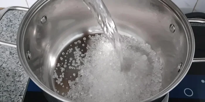 Add remaining rock sugar and 600ml of water to the syrup, stir and continue cooking until reddish.