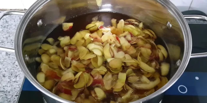 Add the peeled and pitted peach pieces to the sugar syrup and simmer over low heat for about 10 minutes, until the syrup thickens and the peaches are fragrant.