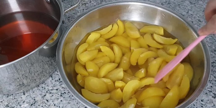 Drain the peaches and let them air dry before storing. Cool the sugar syrup.