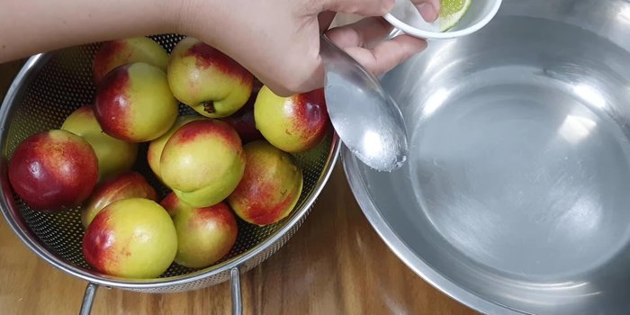 Peel the peaches using a root peeler. To prevent browning, prepare a bowl of diluted salt water to immediately submerge the peeled pieces.