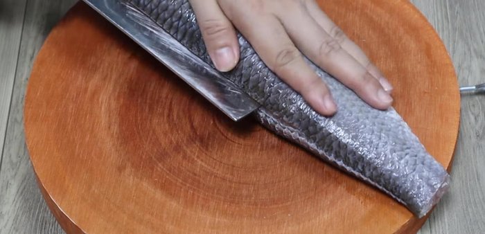 Prepare the fish: Remove bones from the snakehead fish. Cut the fish meat into pieces and marinate with fish sauce, turmeric powder, and other seasonings for at least 20 minutes.