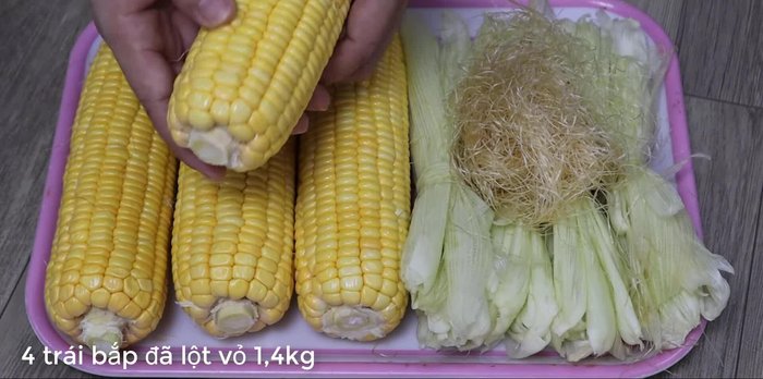 Prepare four old American corns. Old corns are preferred as they are more elastic and produce a creamier milk.