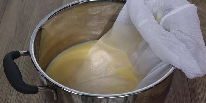 If necessary, repeat the straining process several times for a smoother consistency. Squeeze out as much liquid as possible. Add another liter of water to the remaining pulp and repeat the straining process.
