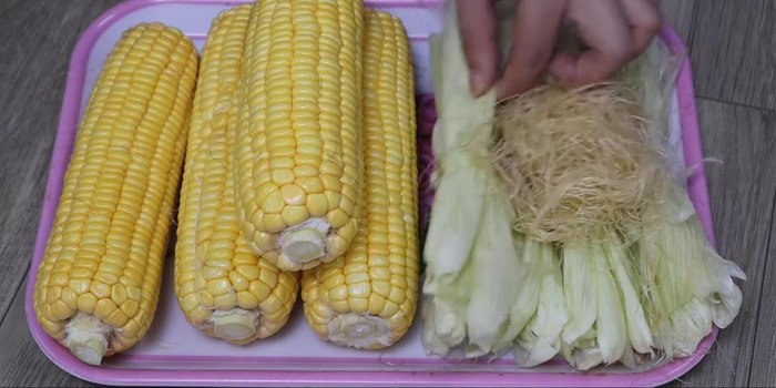 Peel the corn, keeping the corn silk, young corn leaves, and cob for later use.