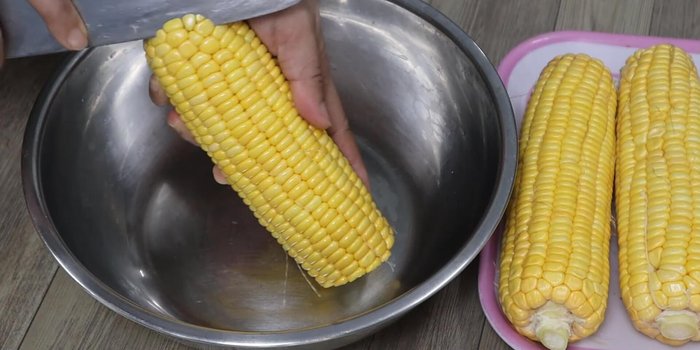 Cut the corn kernels into small pieces.