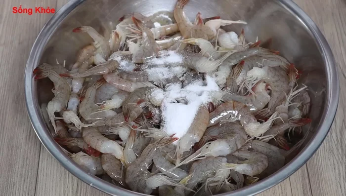 Marinate shrimp: Add salt, white vinegar, and rice wine to the cleaned shrimp. Mix well and let marinate for about an hour, preferably in the sun to drain excess water. (141.239, 144.44, 147.68, 152.08, 155.44, 160.08, 164.8, 167.04, 169.36, 171.599, 174.92, 177.04, 178.76, 276.44, 278.84, 280.6, 284.199, 287.479)