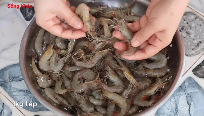 Clean the shrimp: Remove heads, roe, and shrimp thread. Wash thoroughly with salt and water until the water runs clear. (17.6, 36.32, 58.92, 105.119, 107.36, 111.04, 115.96, 117.439, 120.84, 131.319)