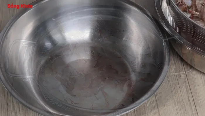 Combine: Add the marinated shrimp (after draining excess liquid), chopped aromatics, and cooled soaking water to a clean jar. Mix well. (287.479, 293.16, 295.52, 298.28, 300.759, 306.919, 309.12, 311.199, 313.88, 316.199, 320.039, 323.52, 325.52, 329.16, 331.08, 334.919, 339.6, 346.199)