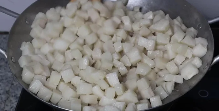 Cook pork fat in a pan over medium heat for 3-40 seconds, stirring occasionally until fat starts to ooze out. (141.44)