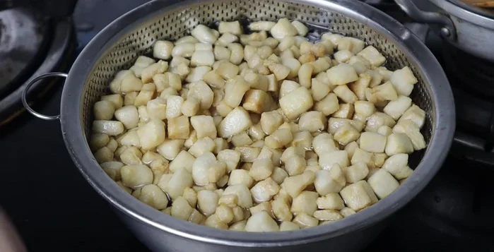 Remove pork fat and let it cool completely. Store in a bag to maintain crispiness. (225.76)