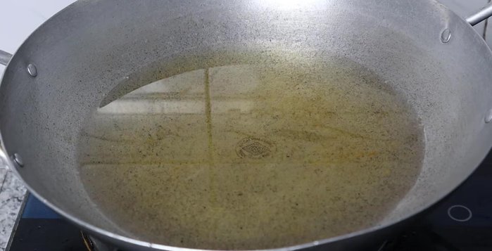Slice garlic cloves, and fry in half of the rendered pork fat until golden brown. (266.479)
